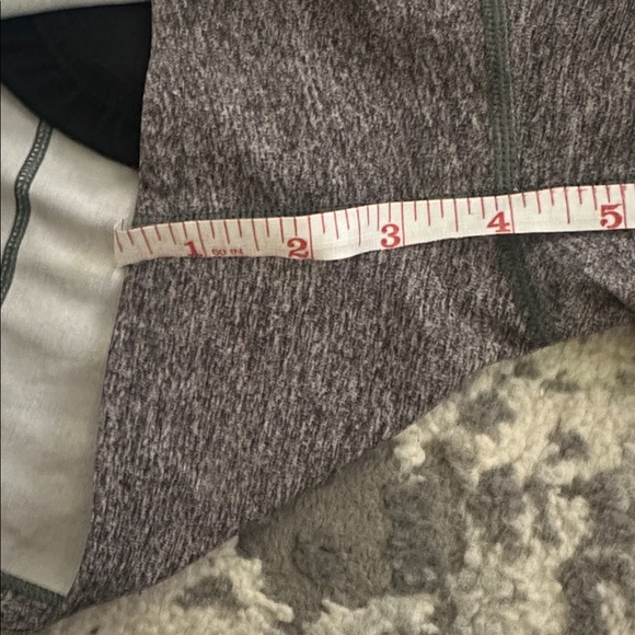 Lululemon shorts size 4 - Picture 6 of 7